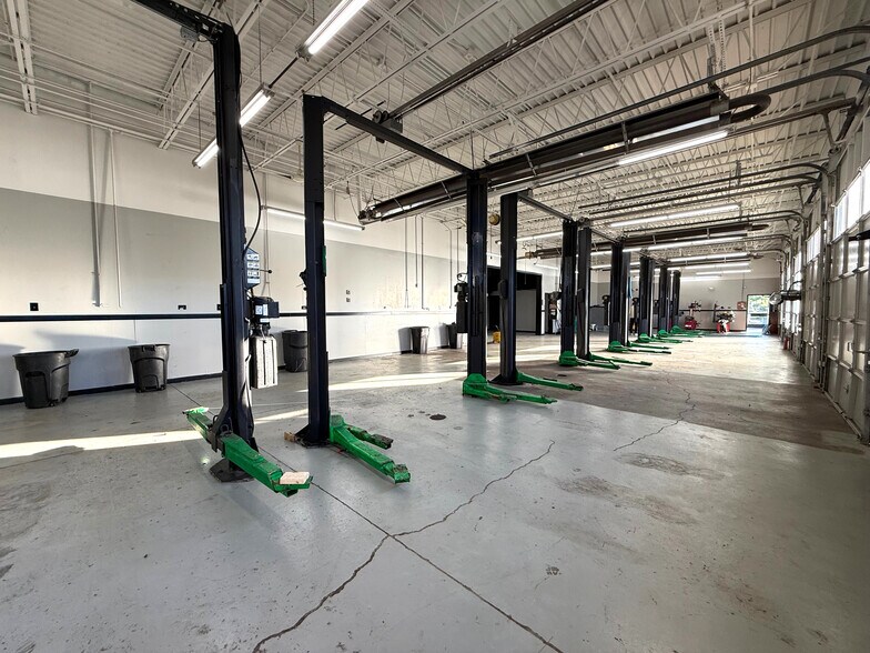 More Photos Of 1500 E Algonquin Rd, Algonquin Auto Repair For Lease