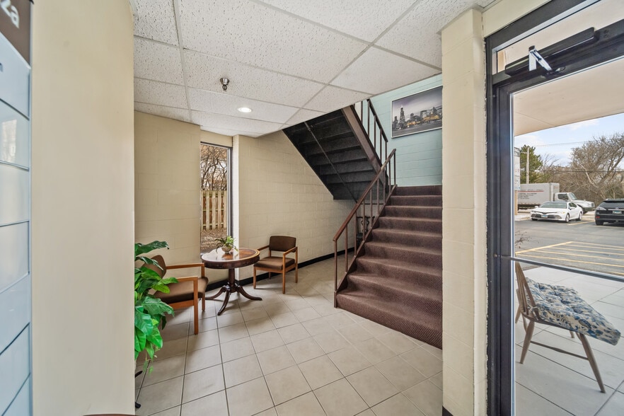 More Photos Of 473 W Northwest Hwy, Palatine Office For Sale