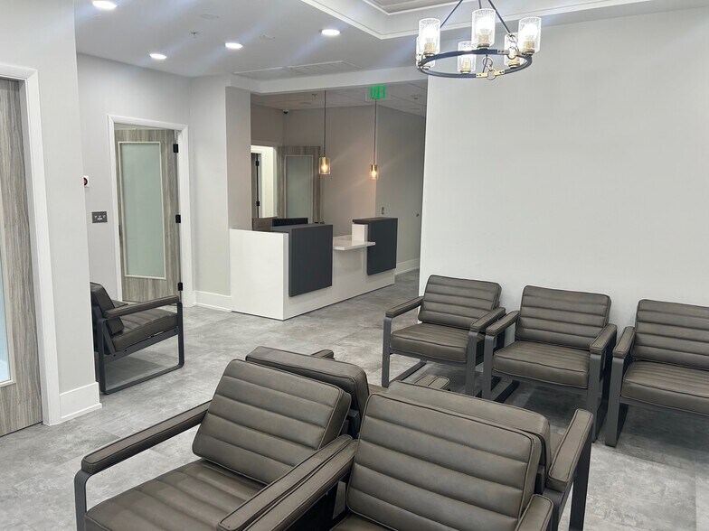 More Photos Of 1870 W Winchester Rd, Libertyville Office For Sale