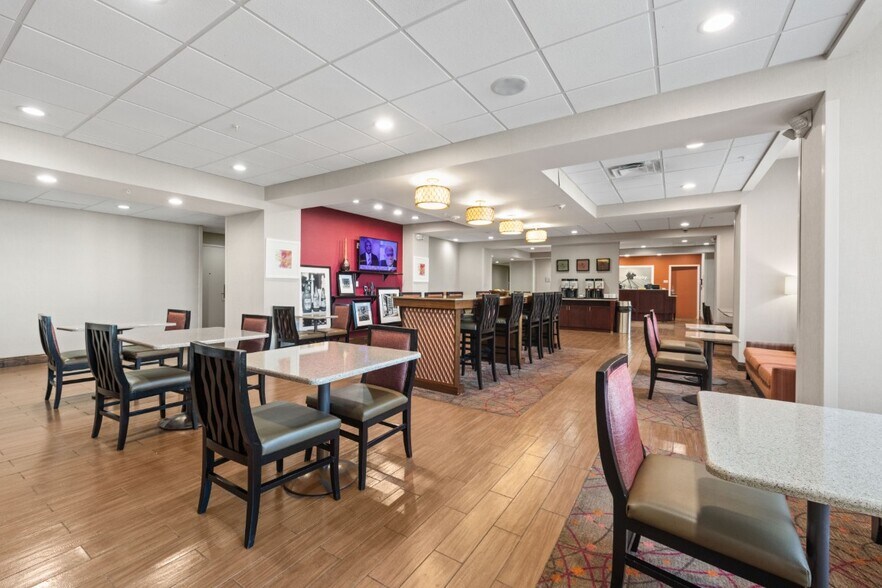 More Photos Of 1700 Commerce Blvd, Opelousas Hotel For Sale