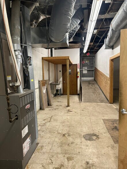 More Photos Of 1309 Pine Ave, Niagara Falls Freestanding For Lease