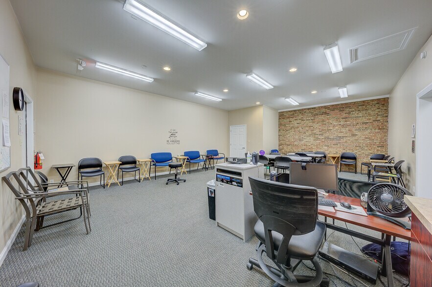 More Photos Of 5335 Peters Creek Rd, Roanoke Office For Sale