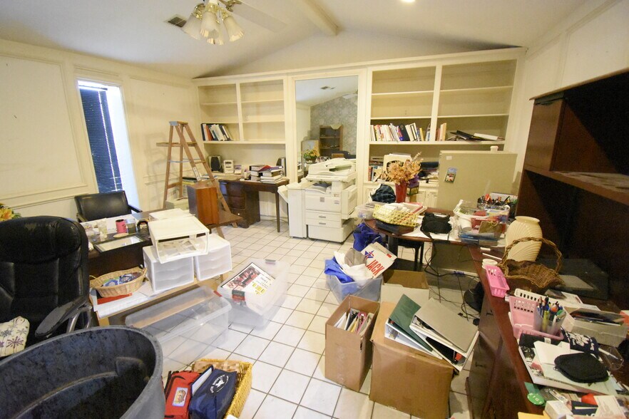 More Photos Of 630 Kentucky St, South Houston Office For Sale