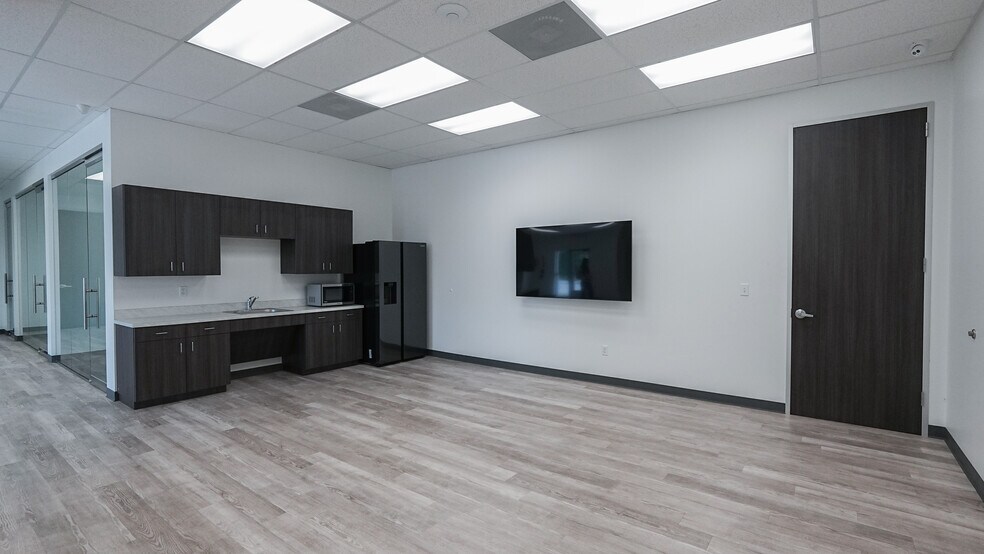 More Photos Of 4228 Clay Business Dr, Katy Service For Lease