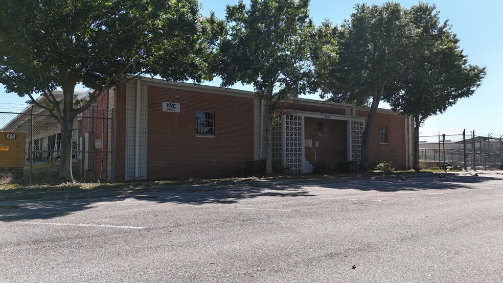 More Photos Of 9801 Palm River Rd, Tampa Truck Terminal For Lease