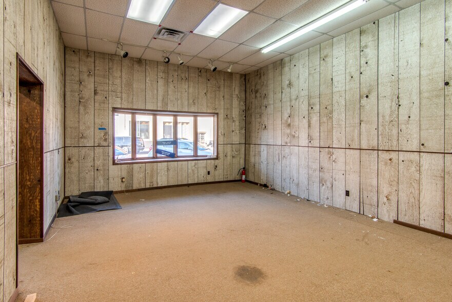 More Photos Of 128-130 N Mill St, Saint Louis General Retail For Sale