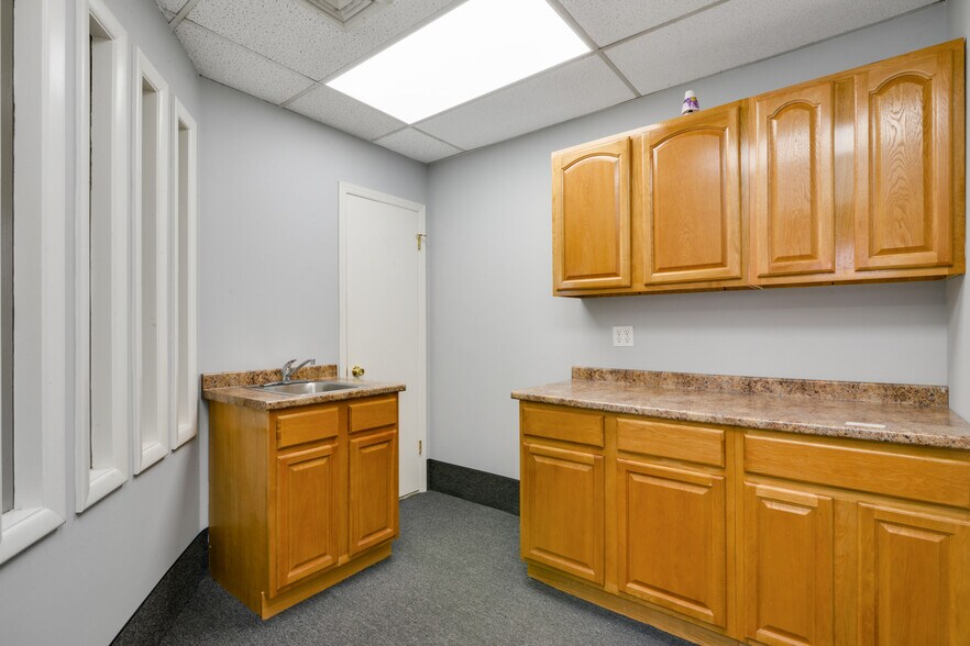 More Photos Of 127 Chestnut St, Roselle Park Storefront For Sale