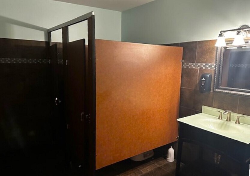 More Photos Of 7 S High St, Belleville General Retail For Sale