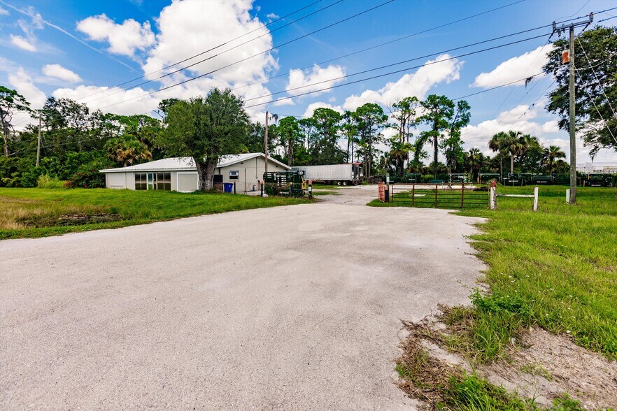More Photos Of 19431 Palm Beach Blvd, Alva Flex For Lease