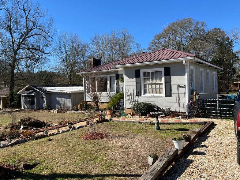 More Photos Of 1300 Delaware Ave, Mccomb Light Distribution For Sale