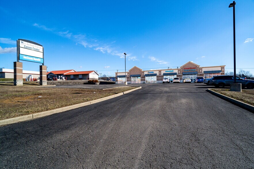 More Photos Of 120 Roberts Ln, Hillsboro Freestanding For Lease