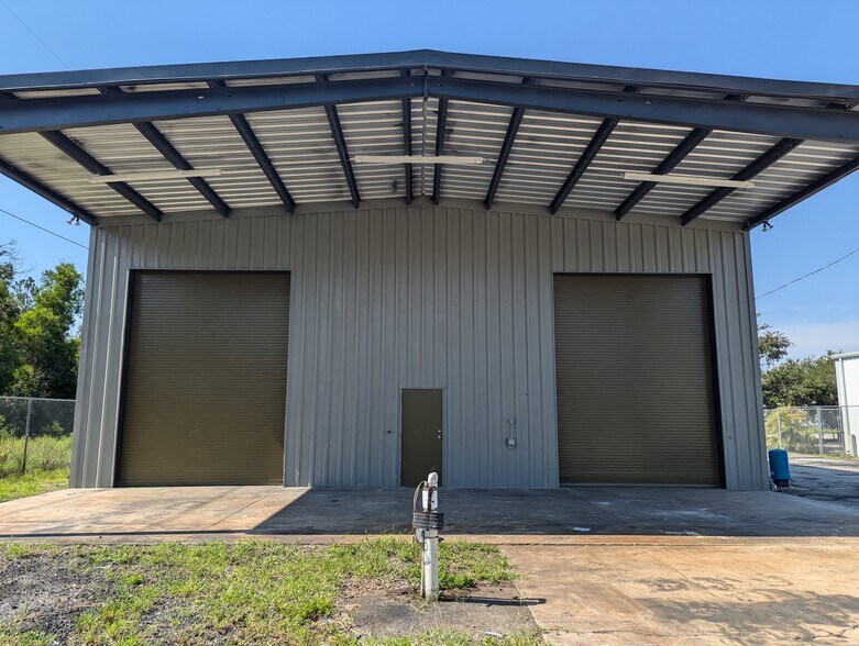 More Photos Of 927 NE 24th Ln, Cape Coral Warehouse For Sale