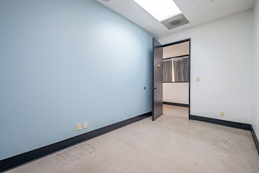 More Photos Of 550 N Golden Circle Dr, Santa Ana Office For Lease