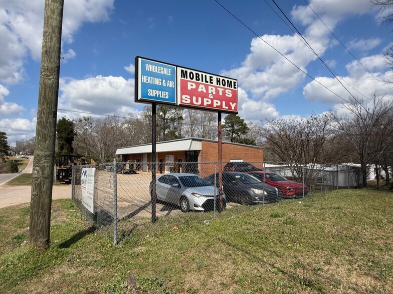 More Photos Of 1601 Spring Dr, Opelika Showroom For Lease