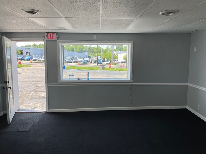 More Photos Of 263 Broadway Ave, Bedford Auto Dealership For Lease