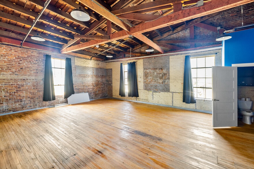 More Photos Of 122 E Laurel St, Mullins Industrial For Sale