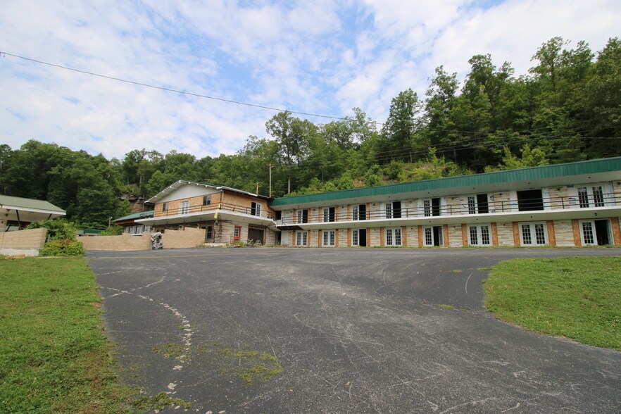 More Photos Of 11251 Highway 90, Parkers Lake Hotel For Sale