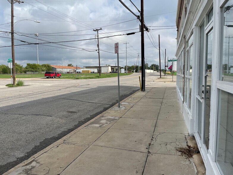 More Photos Of 1427 N Austin St, Seguin Flex For Lease