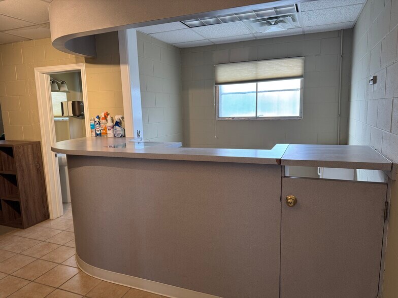 More Photos Of 4 Bonnie Ln, Yorkville Office For Sale