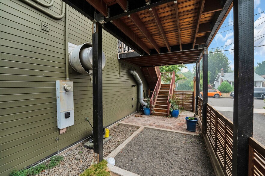More Photos Of 8325-8337 SE 17th Ave, Portland Freestanding For Sale