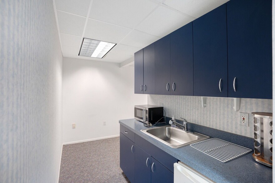 More Photos Of 2501 S Tamiami Trl, Sarasota Office For Lease