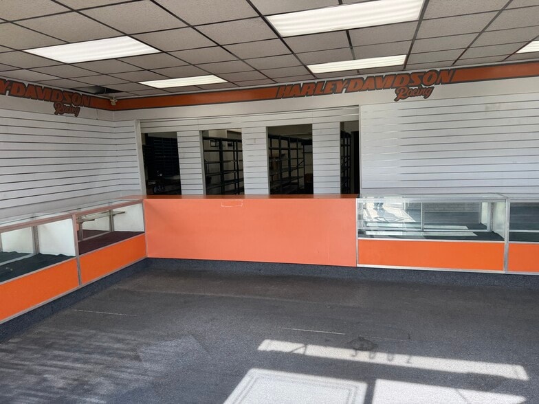 More Photos Of 3002 Dixie Hwy, Louisville General Retail For Sale