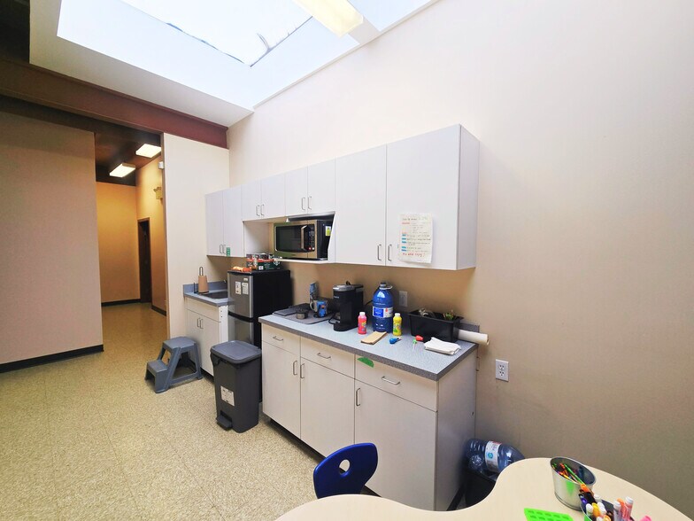 More Photos Of 10525 116 St NW, Edmonton Medical For Lease