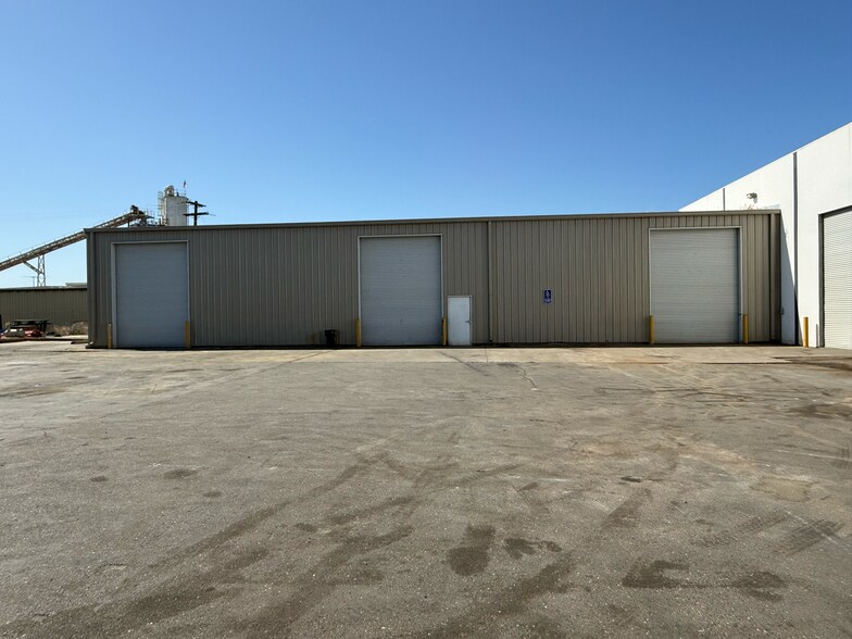 More Photos Of 2242 Hoover Ave, Modesto Warehouse For Lease