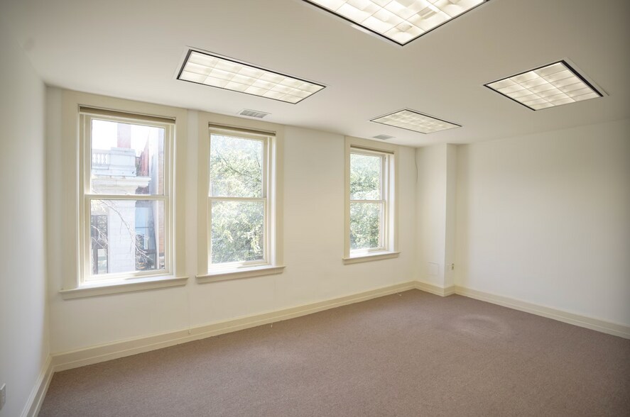 More Photos Of 5 S Market St, Frederick Storefront Retail Office For Lease