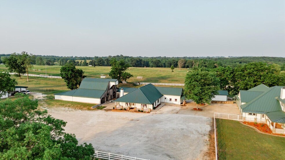 More Photos Of 352 MO-245, Dadeville Horse Stables For Sale