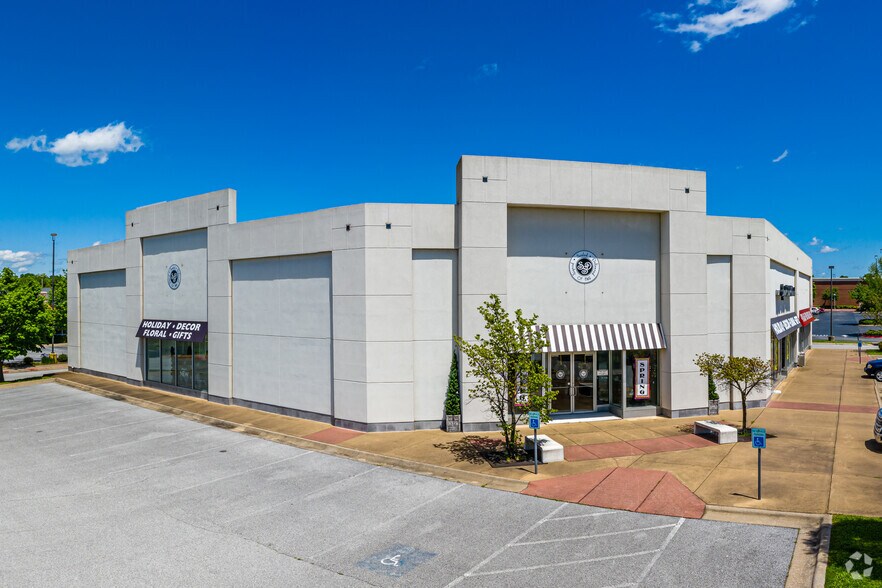 More Photos Of 529 46th St, Rogers Freestanding For Lease