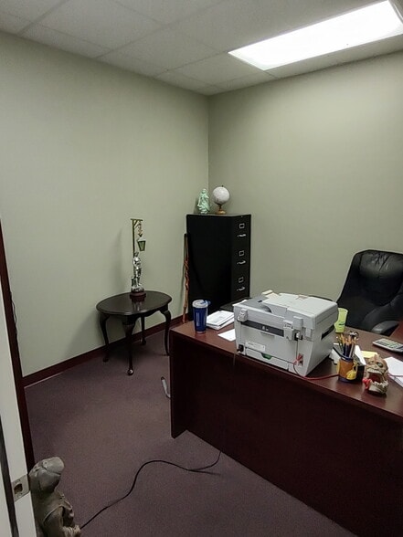 More Photos Of 585 S Birdneck Rd, Virginia Beach Showroom For Lease