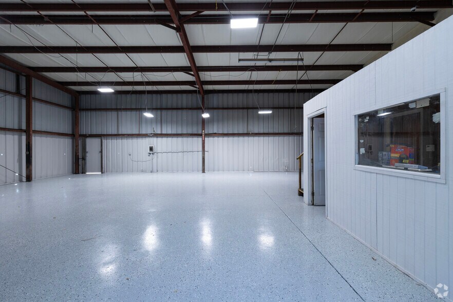 More Photos Of 5626 N Dale Mabry Hwy, Tampa Warehouse For Lease