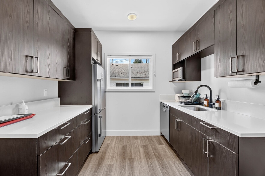 More Photos Of 5639 California Ave SW, Seattle Office For Sale