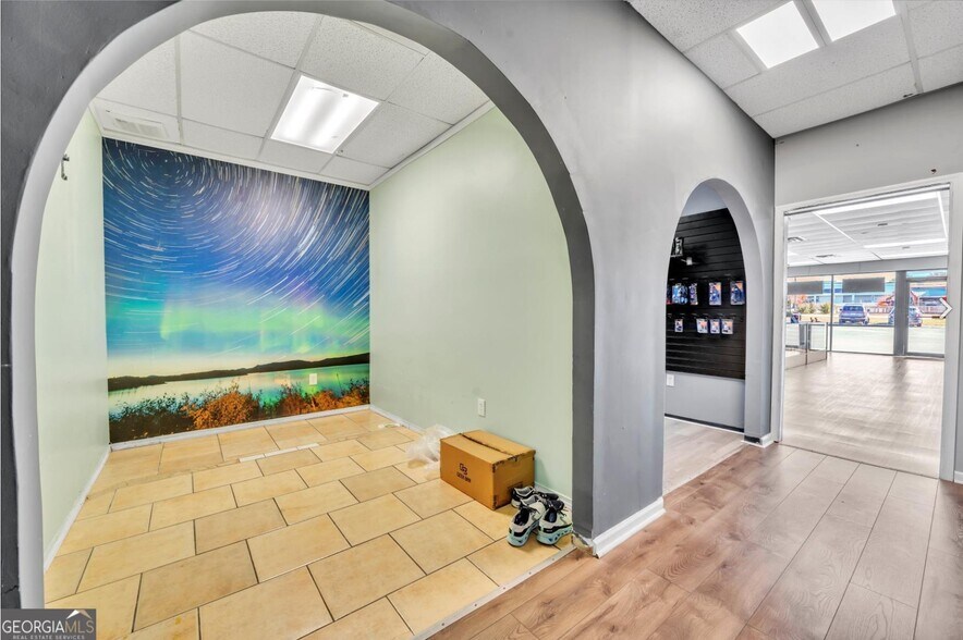 More Photos Of 905 Hillcrest Pky, Dublin Storefront For Sale