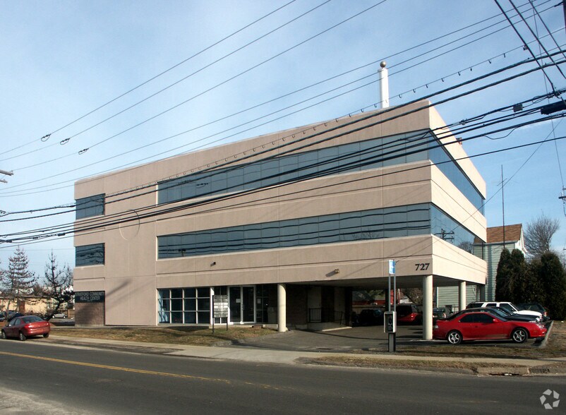 More Photos Of 727 Honeyspot Rd, Stratford Office Residential For Lease