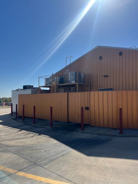 More Photos Of 10811 NE 23rd St, Spencer Restaurant For Lease