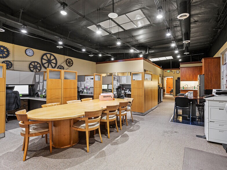 More Photos Of 1812 Victory Blvd, Glendale Flex For Sale