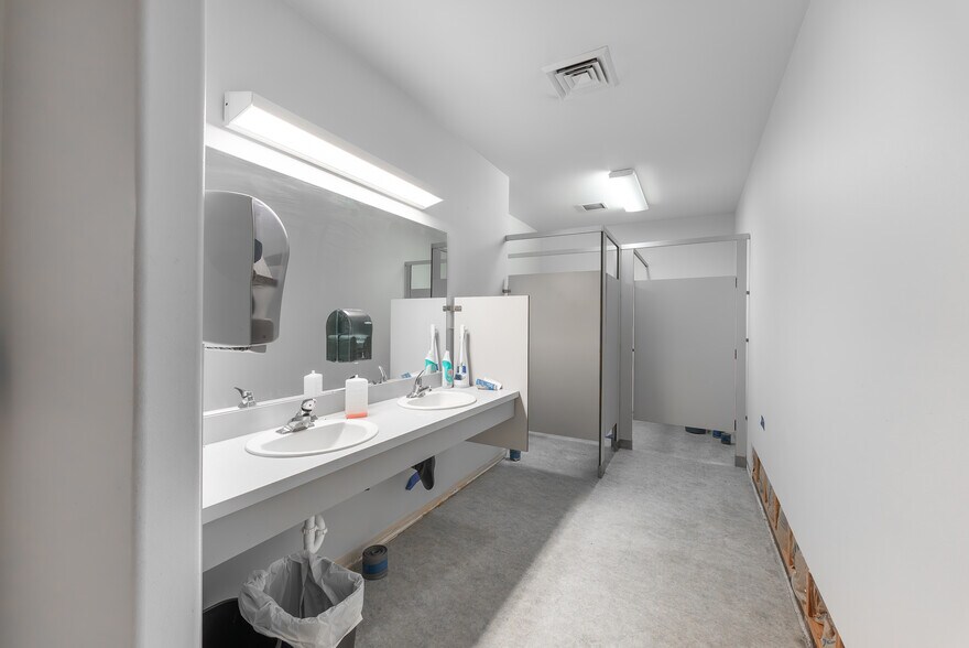 More Photos Of 2665 Glendale Valley Rd, Glendale Office For Sale