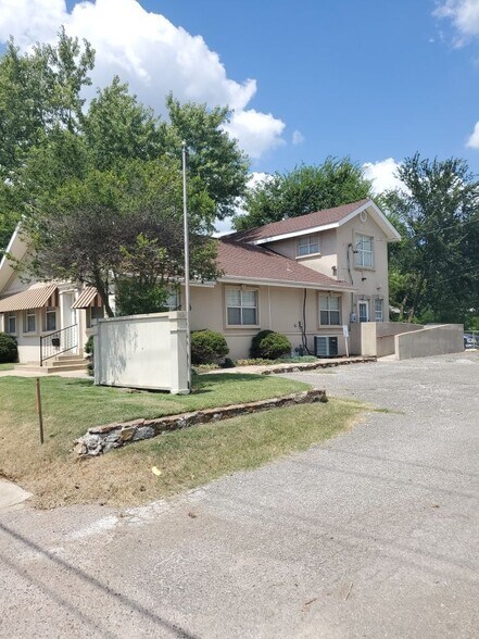 Primary Photo Of 318 W Highland St, Shawnee Office For Lease