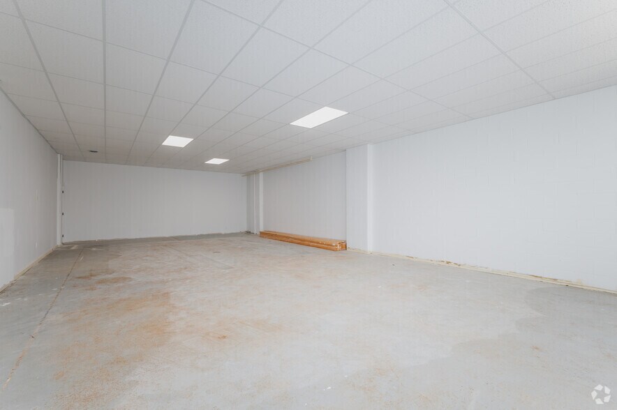 More Photos Of 340 Saskatoon St, London Showroom For Lease