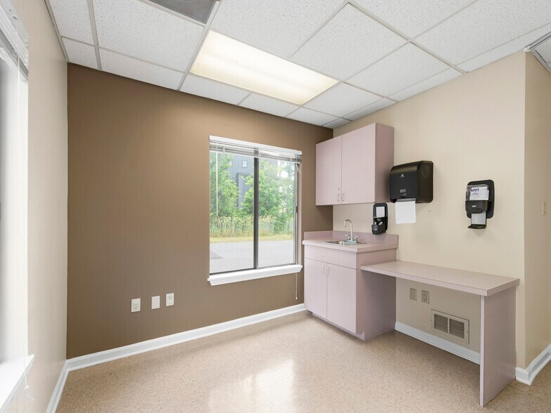 More Photos Of 1998 Hendersonville Rd, Asheville Medical For Sale