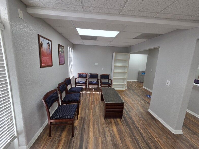 More Photos Of 143 N Oakwood Ave, Brandon Office For Lease