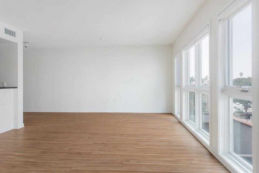 More Photos Of 214 Santa Monica Blvd, Santa Monica Apartments For Lease