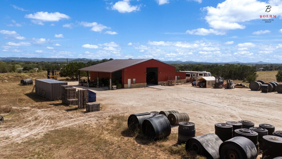 More Photos Of 9106 Highway 16, Pipe Creek Flex For Sale