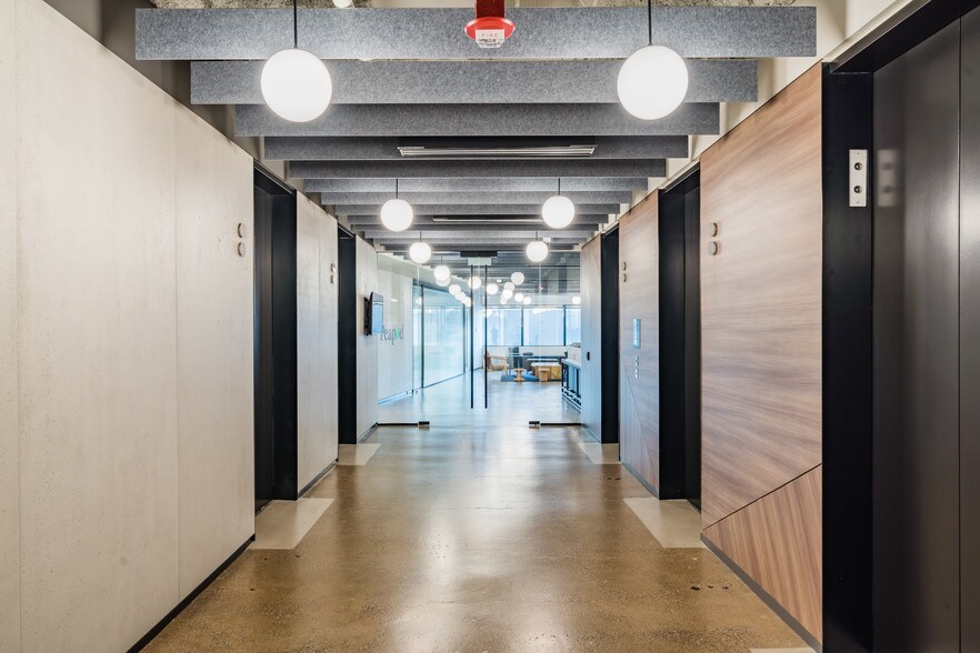 More Photos Of 300 S Riverside Plz, Chicago Office For Sale
