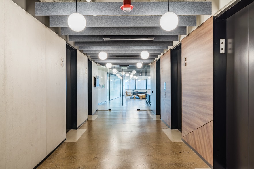 More Photos Of 300 S Riverside Plz, Chicago Office For Lease