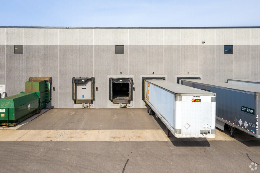 More Photos Of 935 Aldrin Dr, Eagan Distribution For Lease