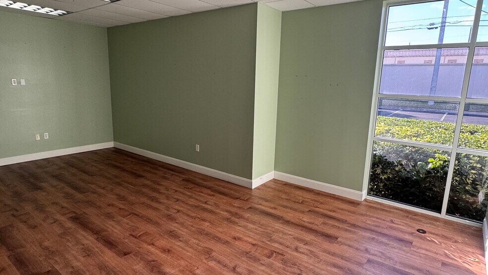 More Photos Of 740 S Powerline Rd, Deerfield Beach Warehouse For Lease