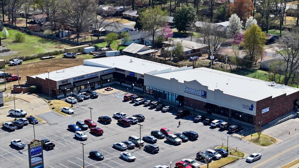 More Photos Of 2033 E Race Ave, Searcy General Retail For Lease